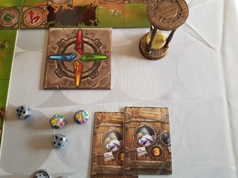 Mech vs minions - matériel du jeu dés boussoles et quelques cartes de compétences