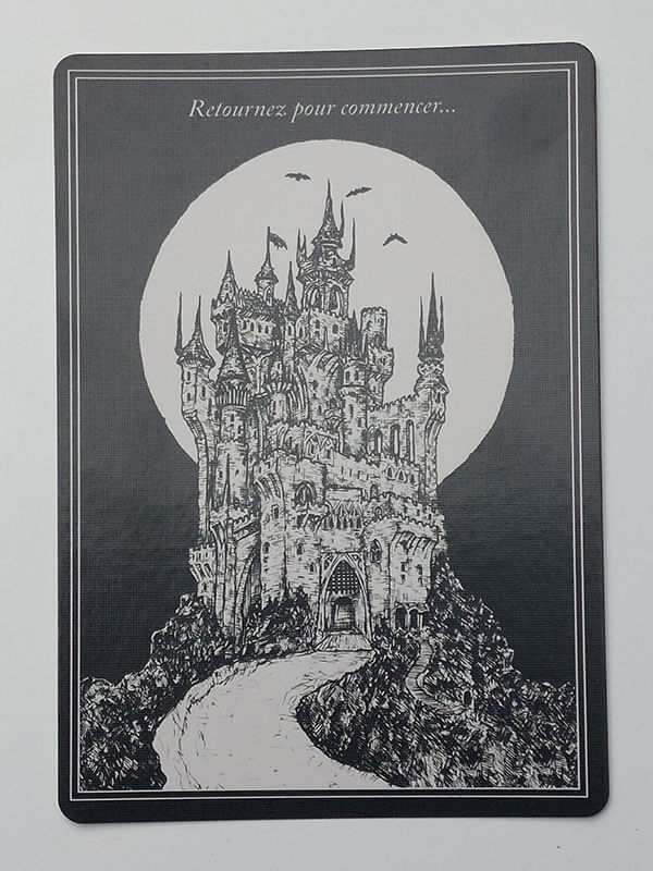 La photo d'un château sombre et du chemin qui nous invite à y pénétrer